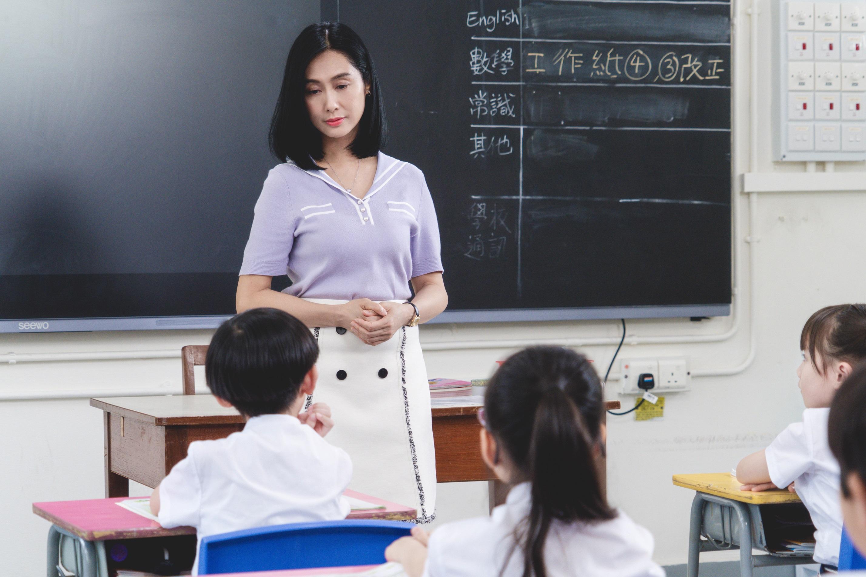 《反起跑線聯盟2》進入結果篇,朱茵演的嚴師冼老師將面對去留抉擇。