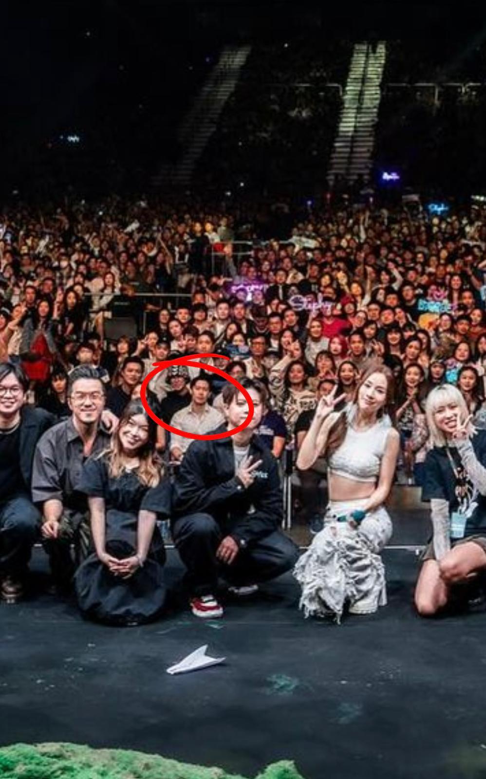Stephy影全場大合照時,坐在第一行的男友亦毫不避嫌入鏡。