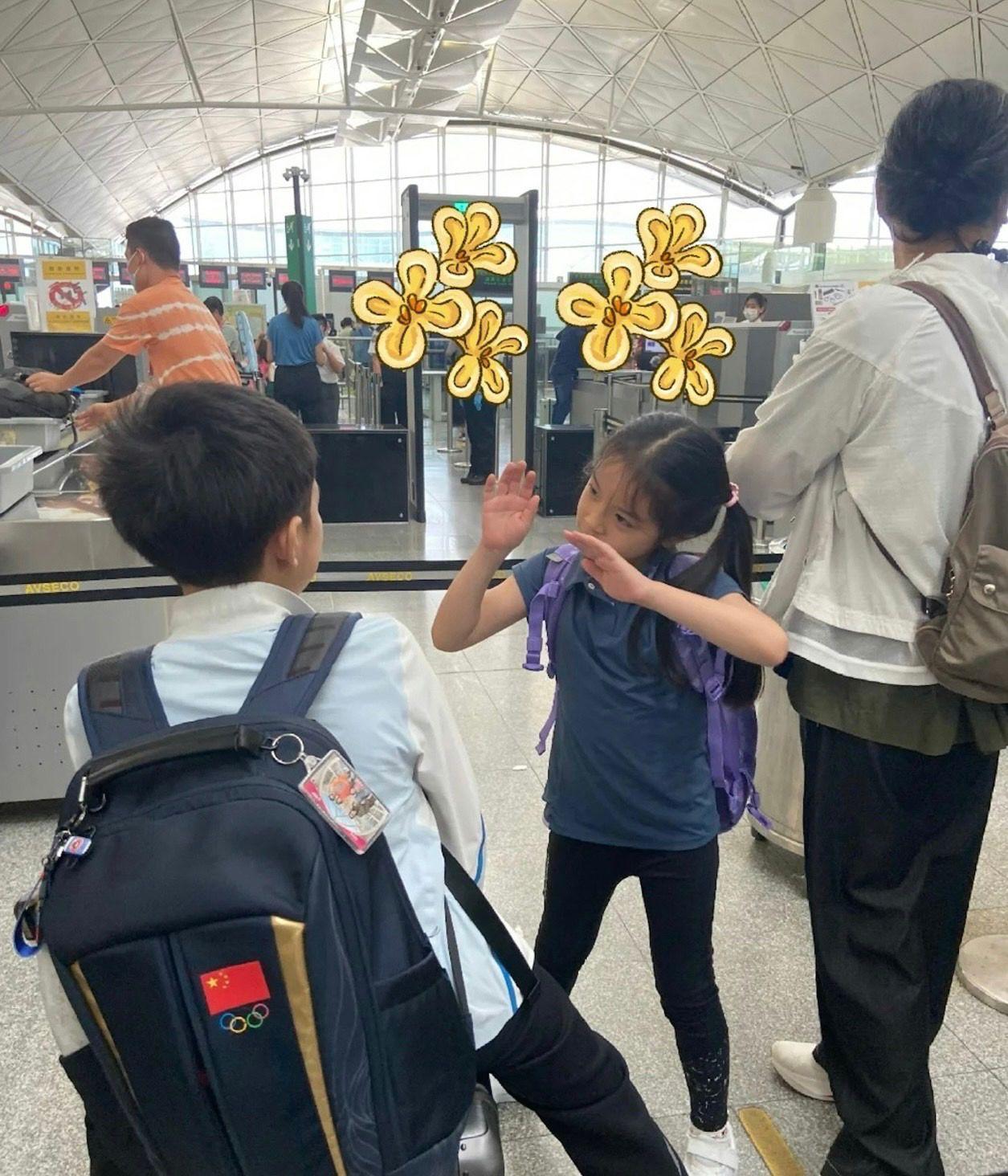 仔女現身機場,飛巴黎會合父母。