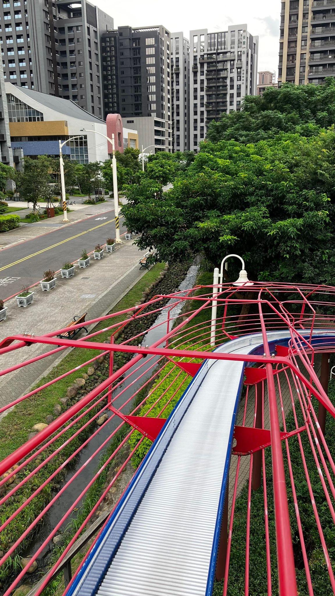 滾輪滑梯足有20米高,沿途轉過一個又一個彎,速度也越加越快。