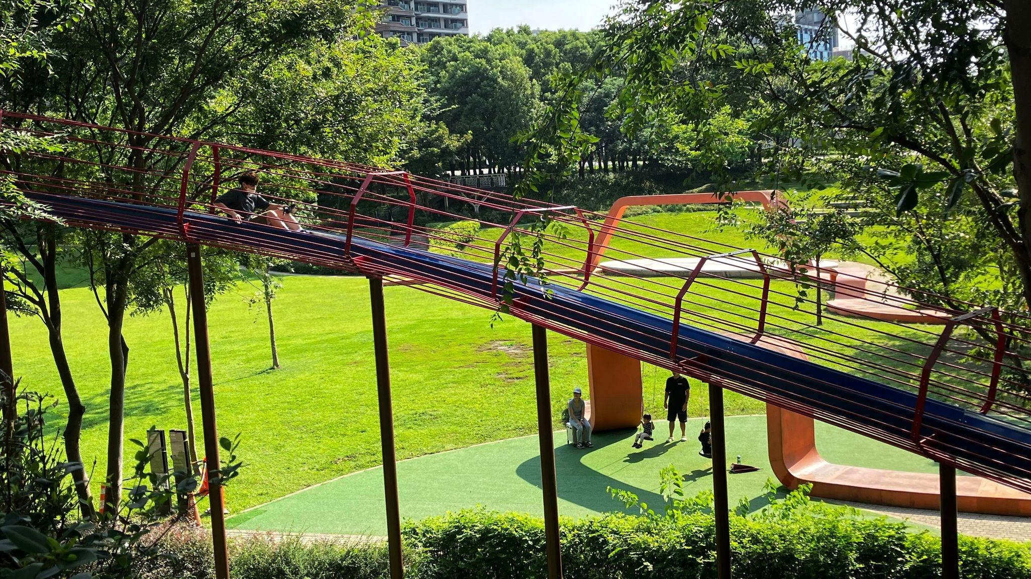 50公尺長的滾輪滑梯,特別從日本引進,刺激感強如過山車!