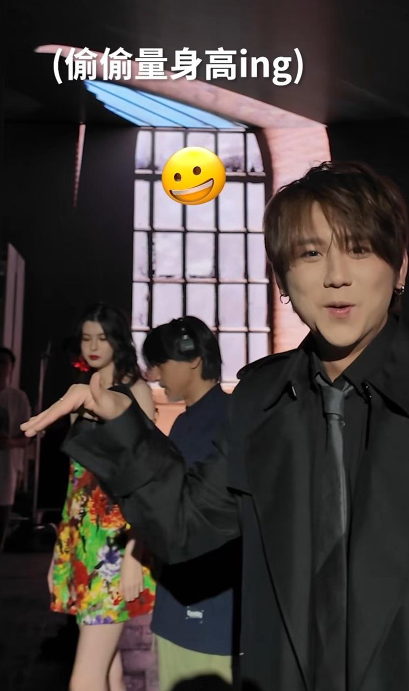 偷偷量高度,好搞笑。