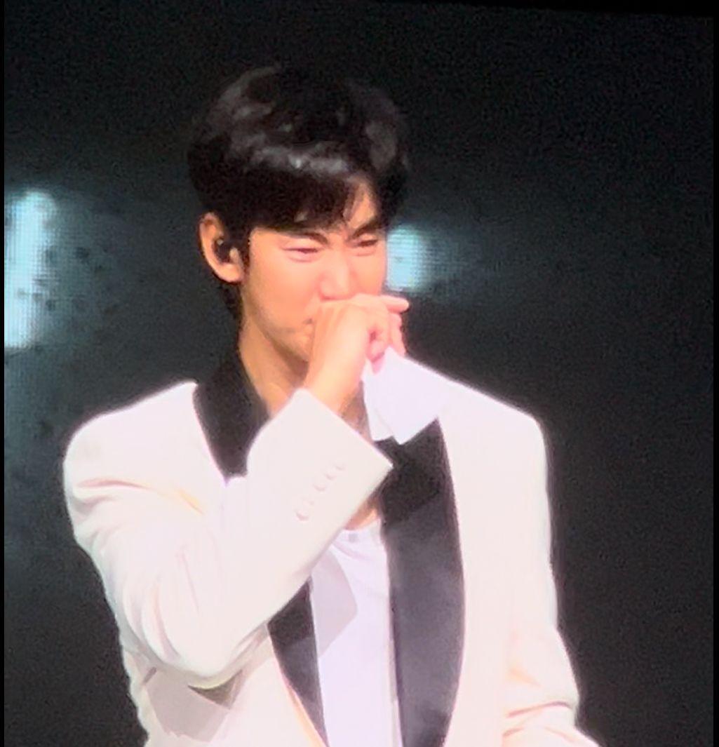 金秀賢一邊看片段,開始顯得眼濕濕,之後更忍不住落淚。