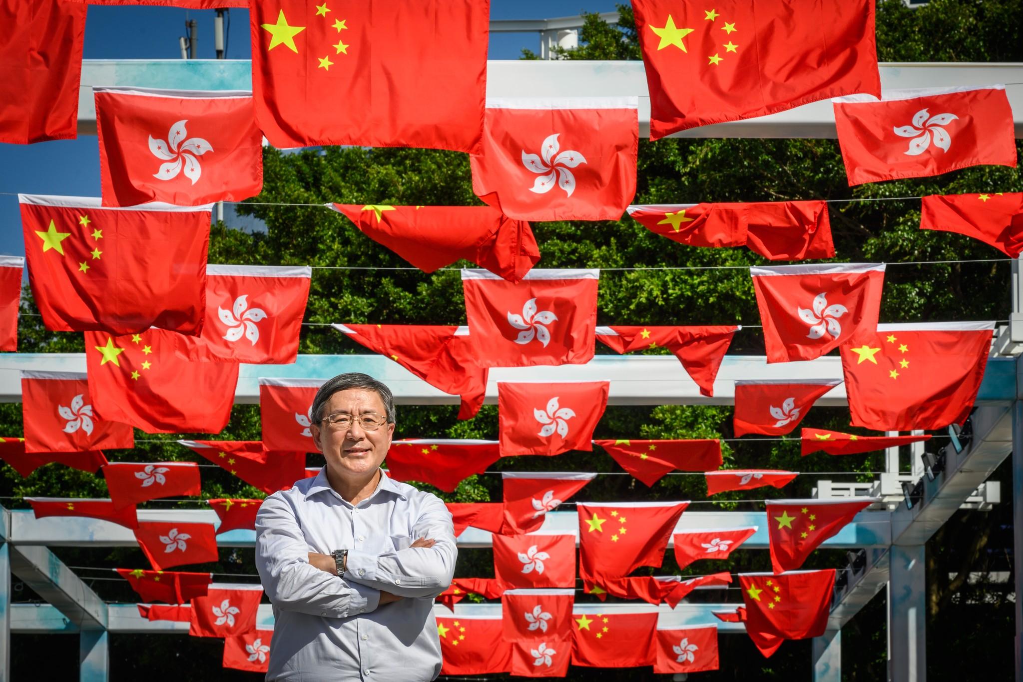 政務司副司長卓永興去年國慶前在中山紀念公園旗海前拍照(卓永興Facebook)