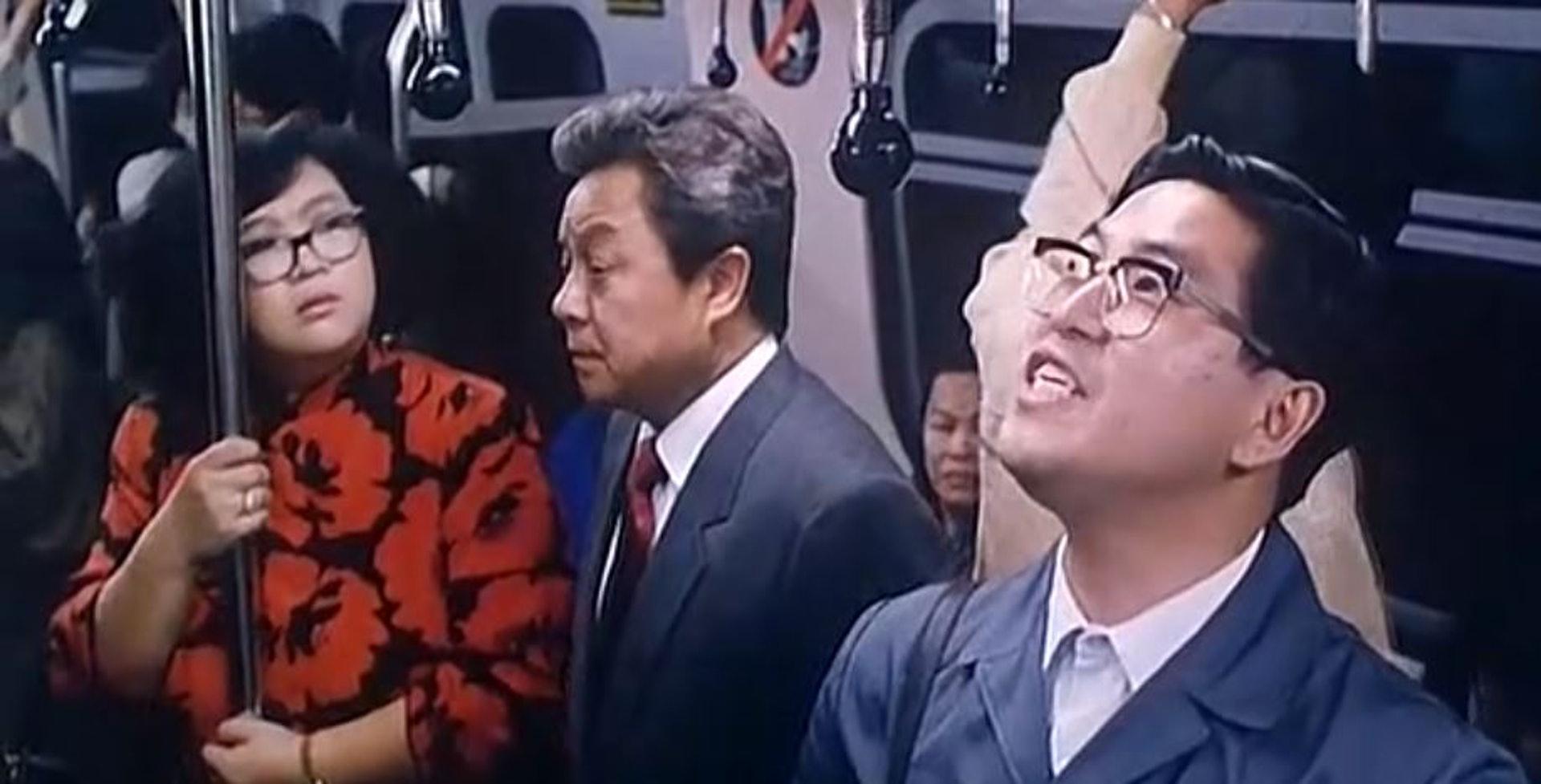 《富貴再逼人》一名扮演內地人的演員把波波扶手當成咪,再說出「唔該同志,下一站有落。」