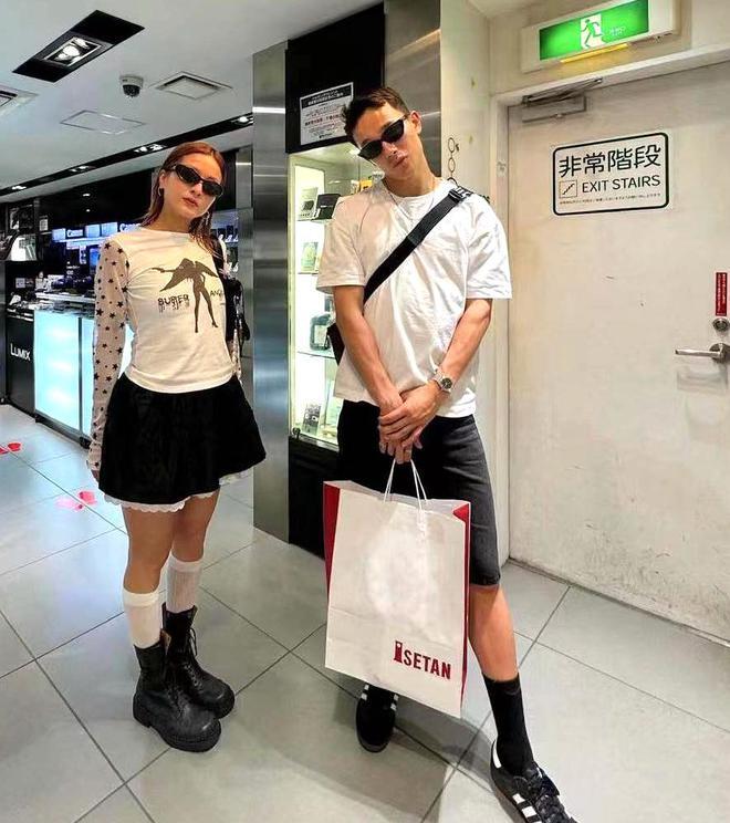 Shou Honda跟徐濠縈合照,雙方相處不錯。