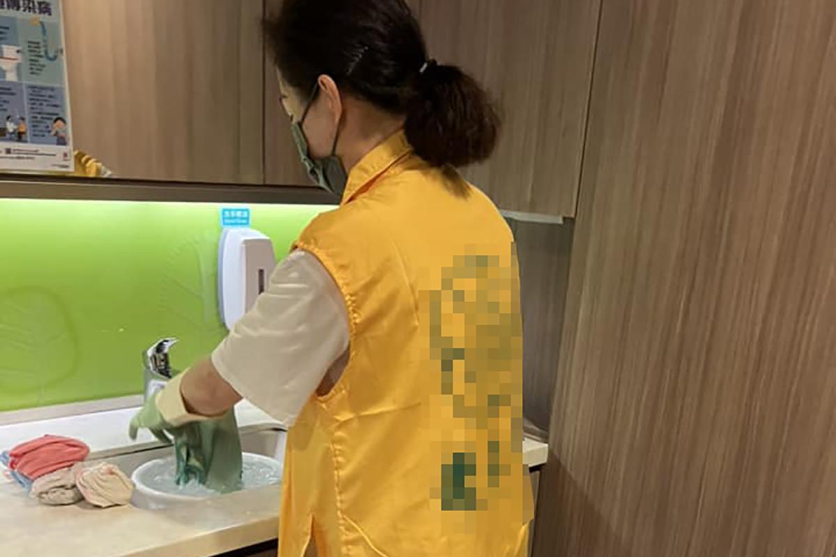 有網民在一個商場的育嬰室內,目擊場內店舖職員佔用清洗其他物品。(FB群組「馬鞍山之友2.0」)