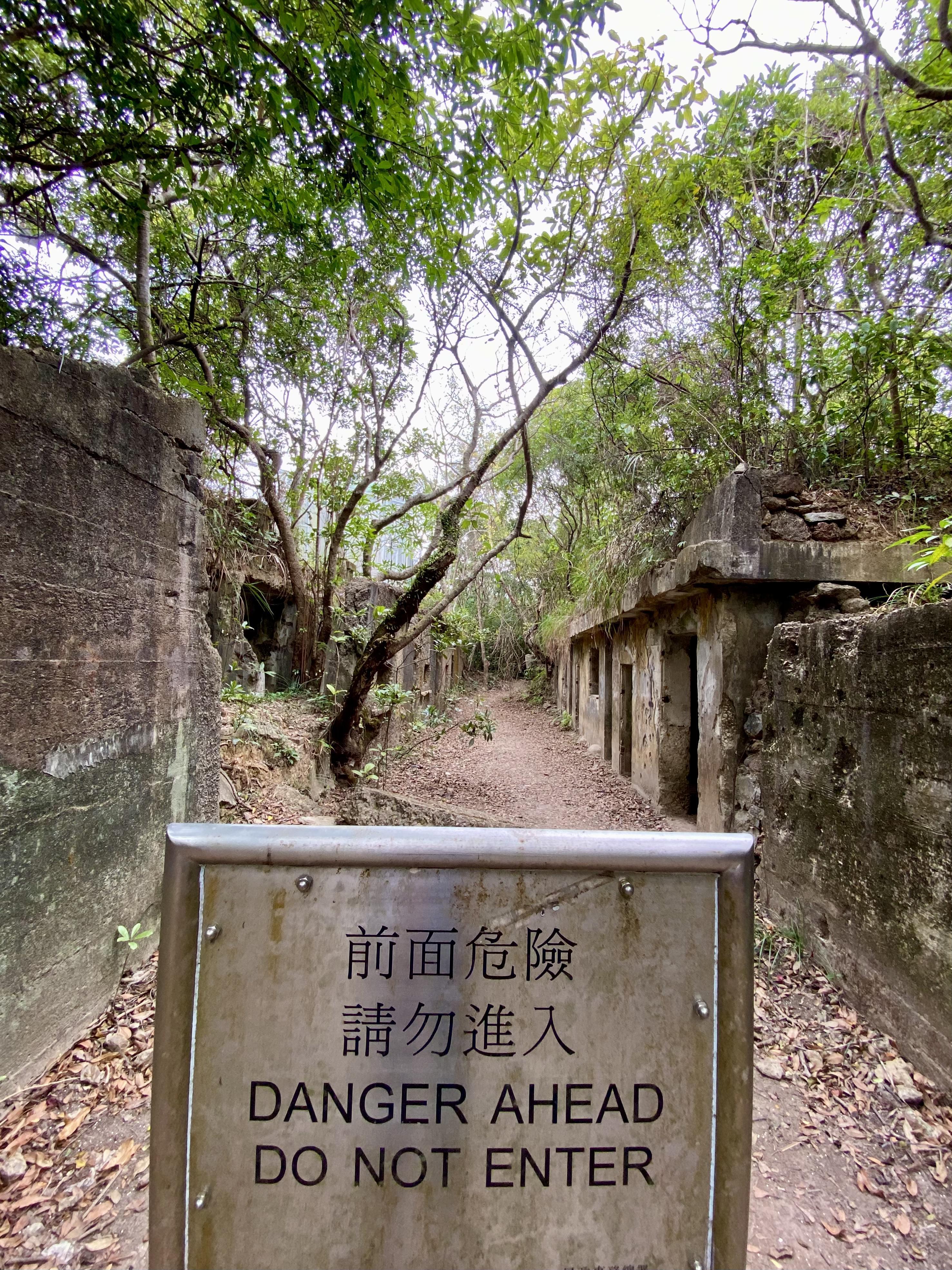 有傳摩星嶺猛鬼,指日本投降後大量日軍集體自殺,另有傳大頭怪嬰頭部為正常的3倍,叫聲似豬不似人,甫出生已站起來,令護士失常。