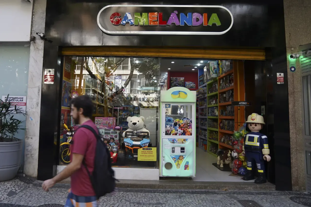 巴西警方近日打擊夾公仔機騙局,發現有不法分子曾動手腳,以程式操控爪子力度,令機台必須達到機主設定的次數才能夾到公仔,與玩家的技術優劣無關。(美聯社)