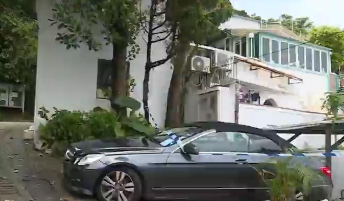 西貢有私家車失事撞毀村屋圍牆(無綫新聞畫面)