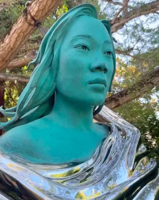 陳奕迅被致敬?朱克伯格送太太雕像 面相意外撞臉