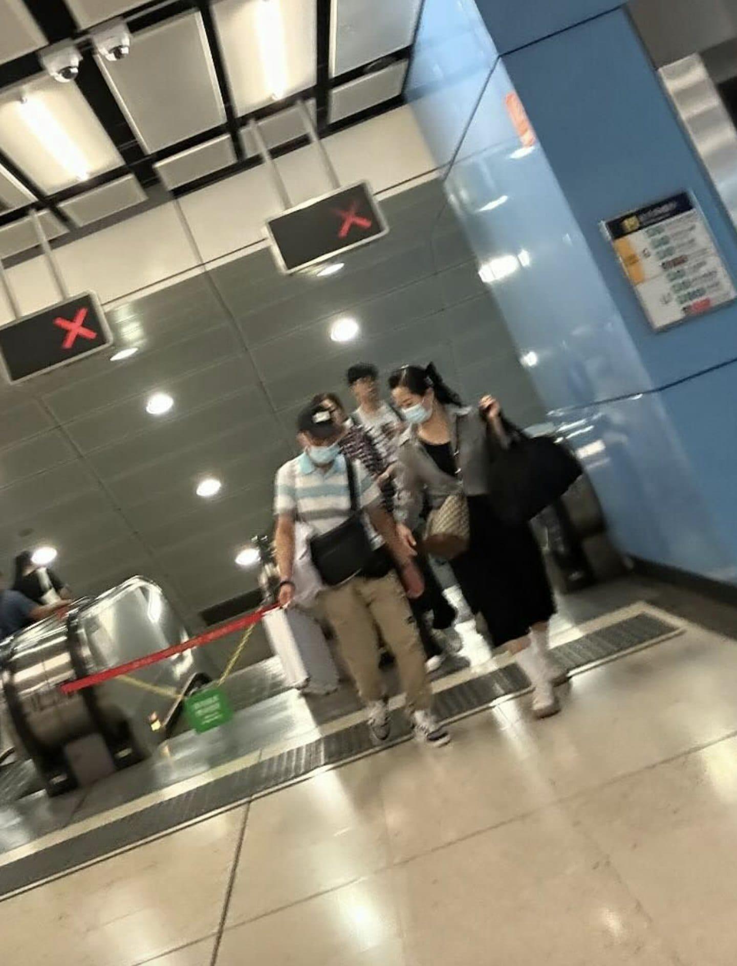 何伯何太情未變,現身港鐵站行孖咇。