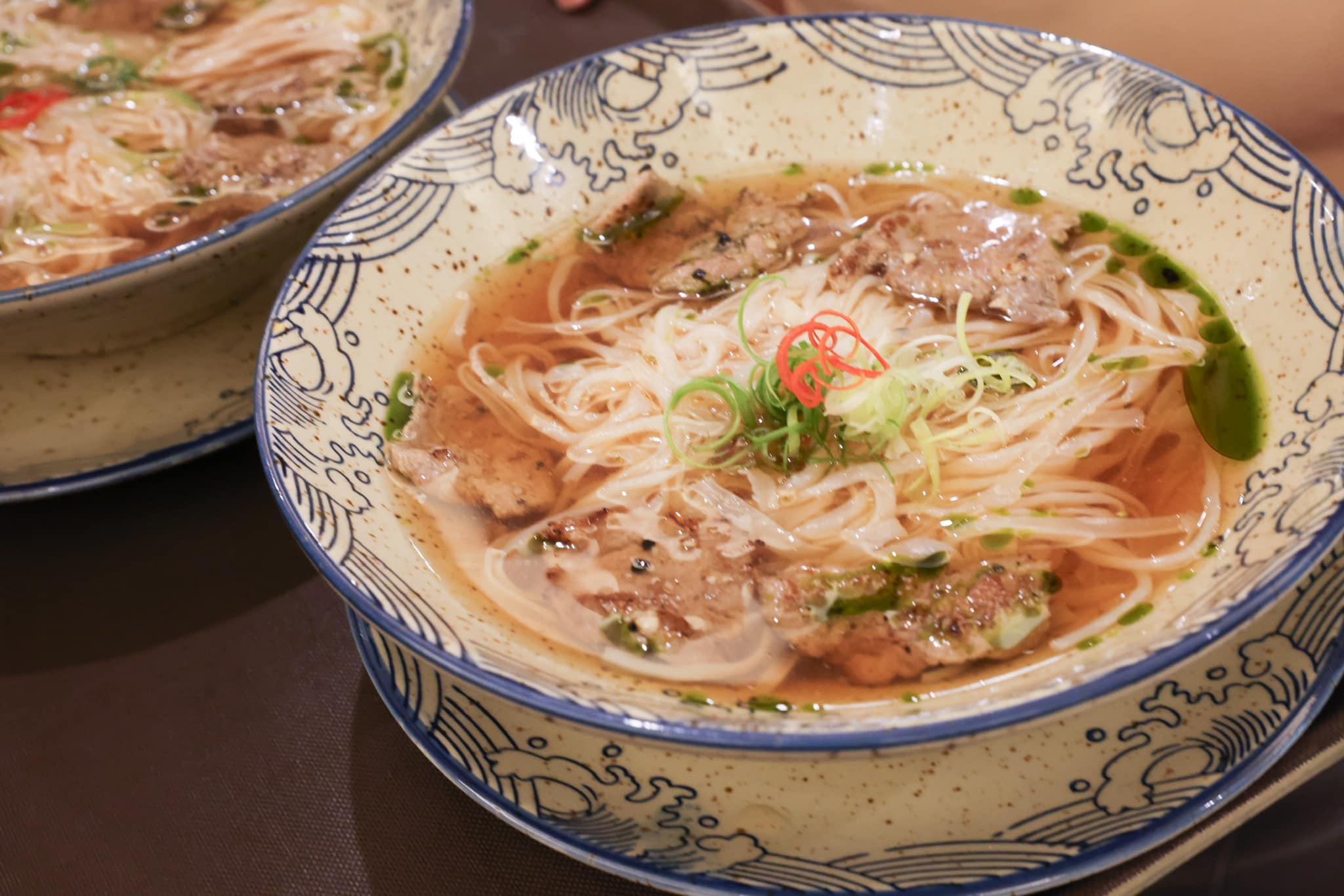 李家超早上和幾名香港經貿辦同事到當地一間港人經營的餐廳食越南菜。(李家超fb圖)
