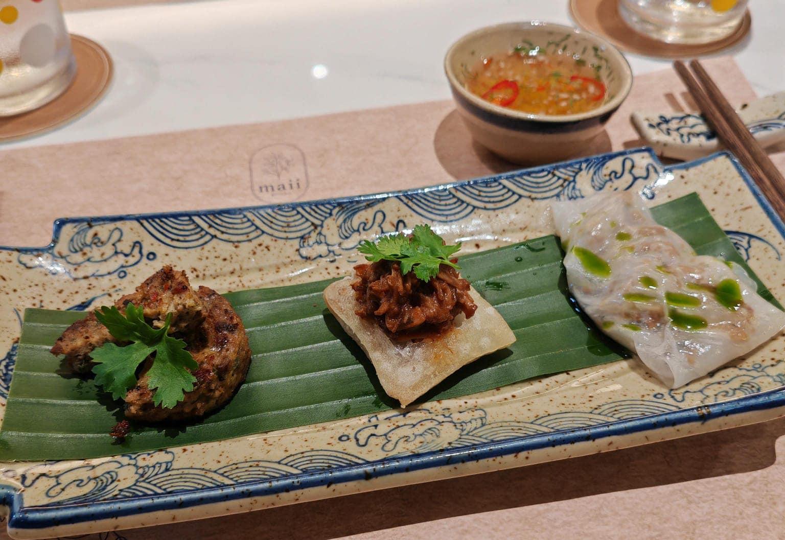 李家超早上和幾名香港經貿辦同事到當地一間港人經營的餐廳食越南菜。(李家超fb圖)