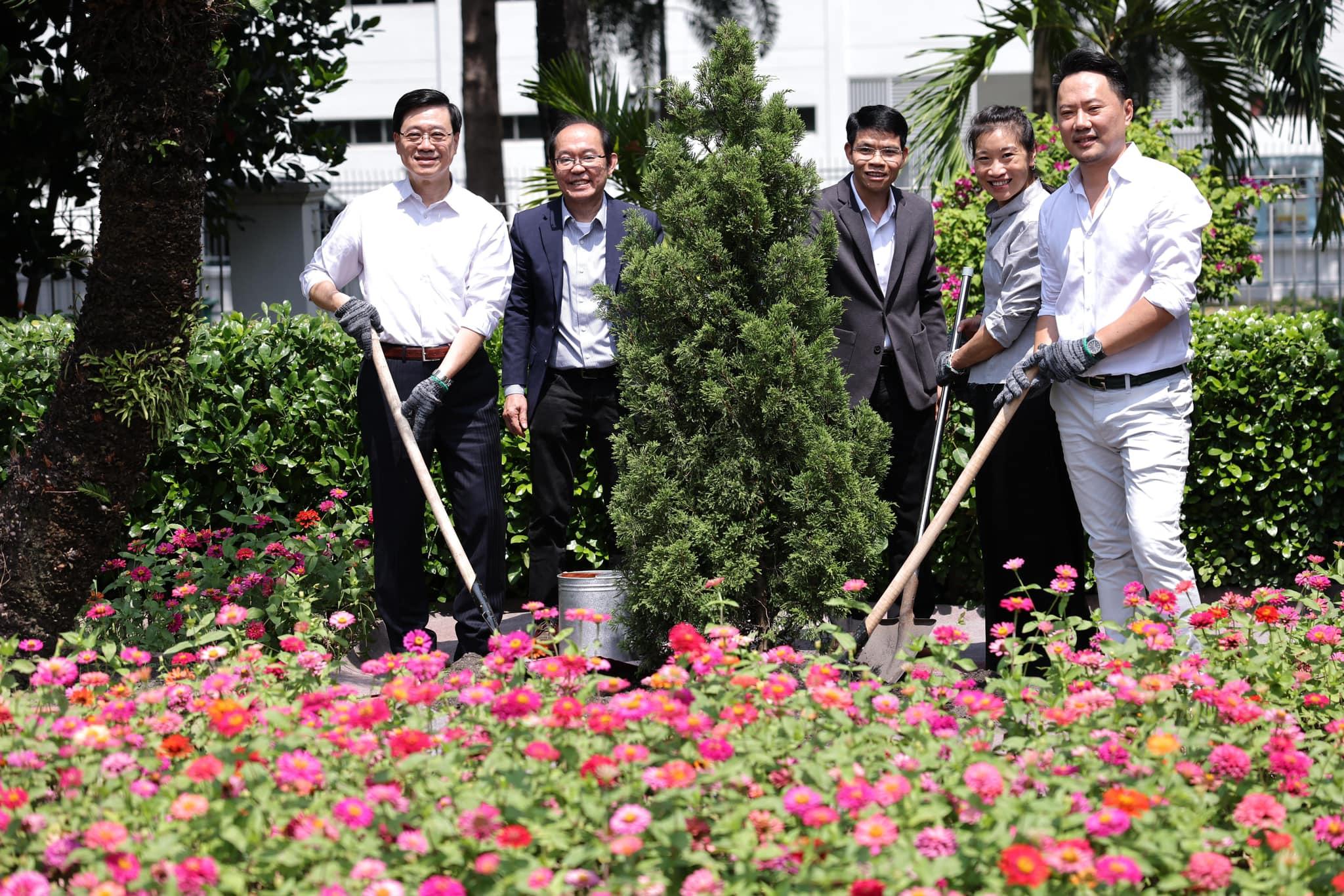 李家超在參觀結束前,在工廠的花園植樹。(李家超fb圖)