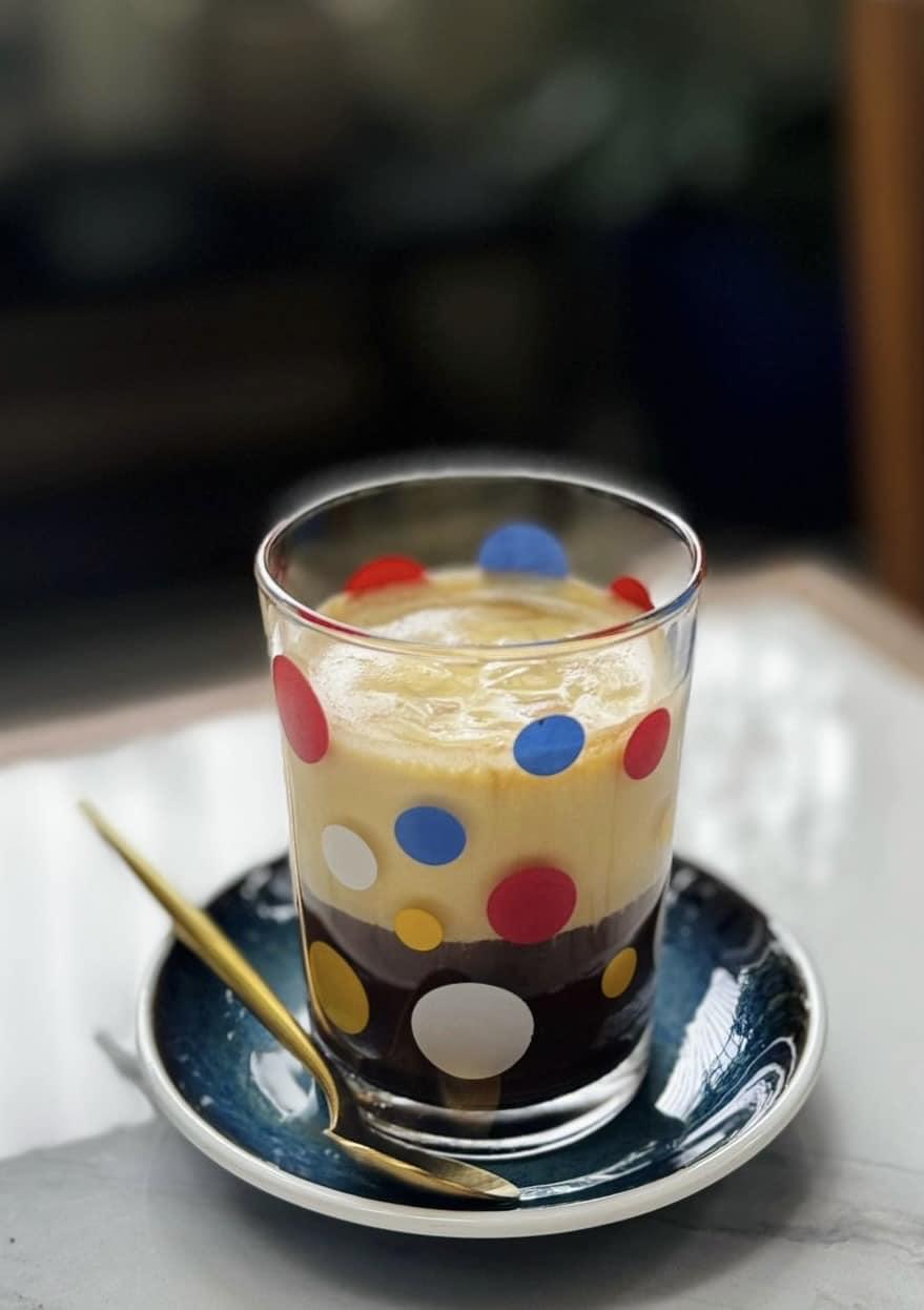 李家超早上和幾名香港經貿辦同事到當地一間港人經營的餐廳食越南菜。(李家超fb圖)