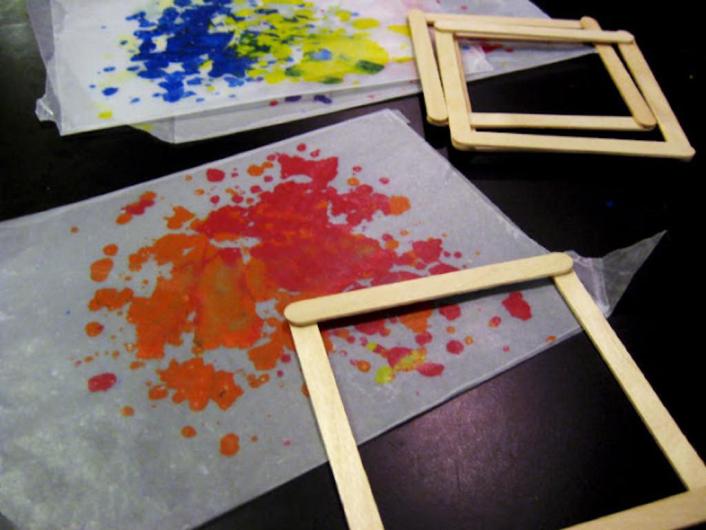 蠟紙燈籠diy製作步驟|2. 把有蠟筆屑的蠟紙對摺,將蠟筆屑放在裡面,然後在蠟紙上鋪上廢紙,再用預熱的熨斗在紙上輕燙,每蠟筆屑溶化。之後把雪條棍貼成正方形,然後把蠟紙貼在正方形上,把四面貼上蠟紙的雪條棍方形貼合成燈籠,並在底部貼上最後一張蠟紙,最後加上LED蠟燭便完成。