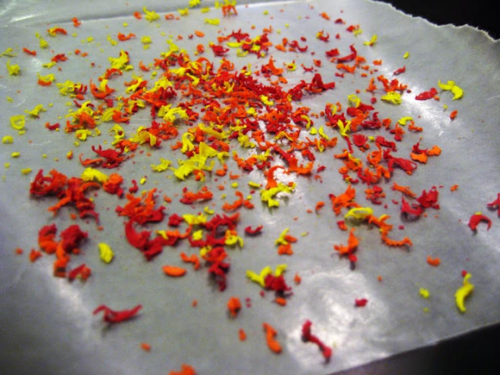 蠟紙燈籠diy製作步驟|1. 先預備五張 12cm X 22cm的蠟紙,然後吩咐小朋友把喜歡的顏色蠟筆用筆刨在蠟紙上刨成蠟筆屑。