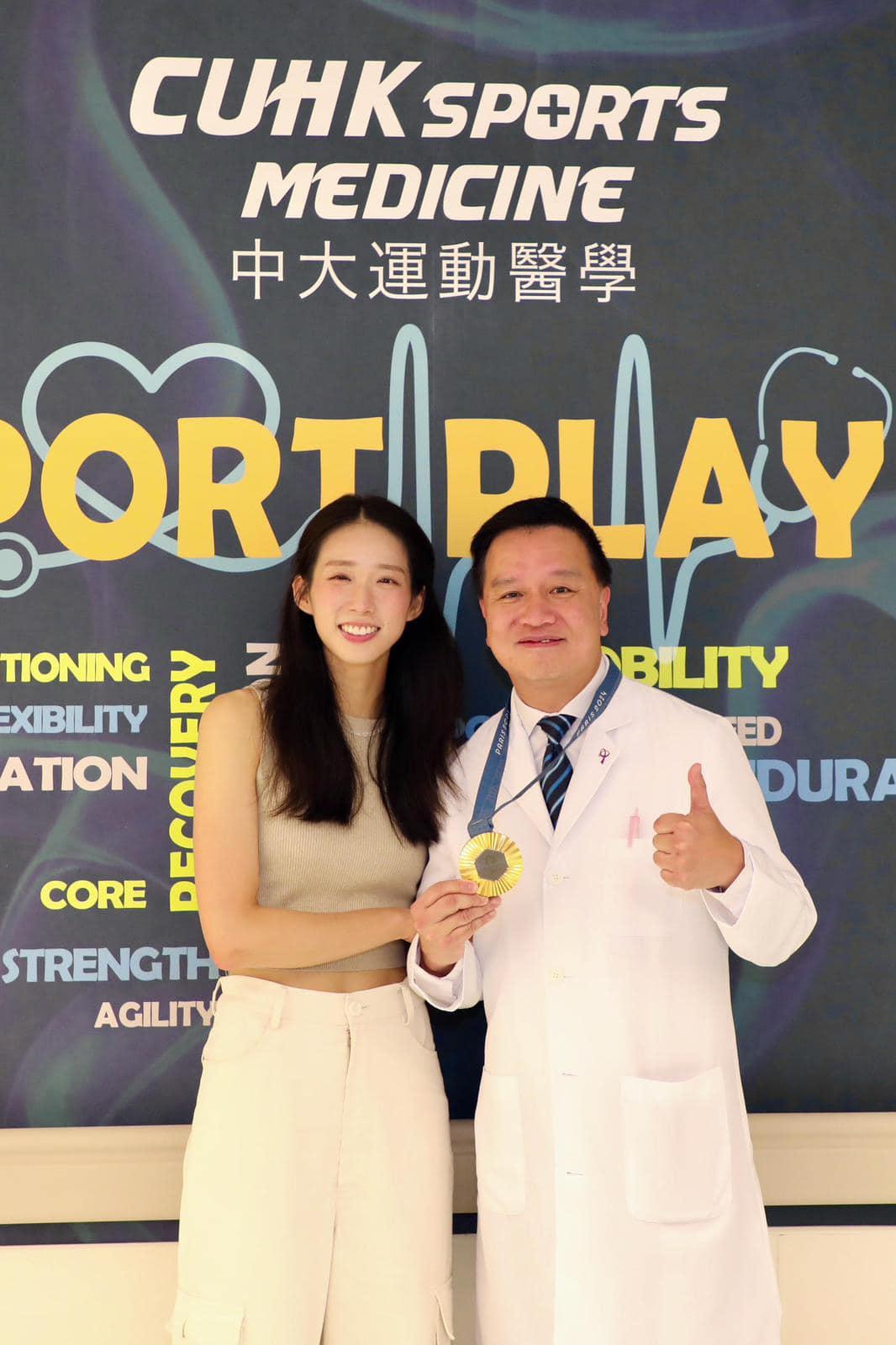 巴黎奧運|江旻憓回港次日探訪運動醫學團隊 為容樹恒醫生掛上金牌