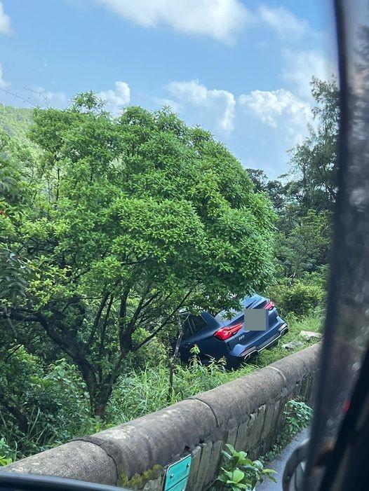 網上熱話|大潭道私家車與的士相撞,衝破石壆剷落山坡。(網上圖片)