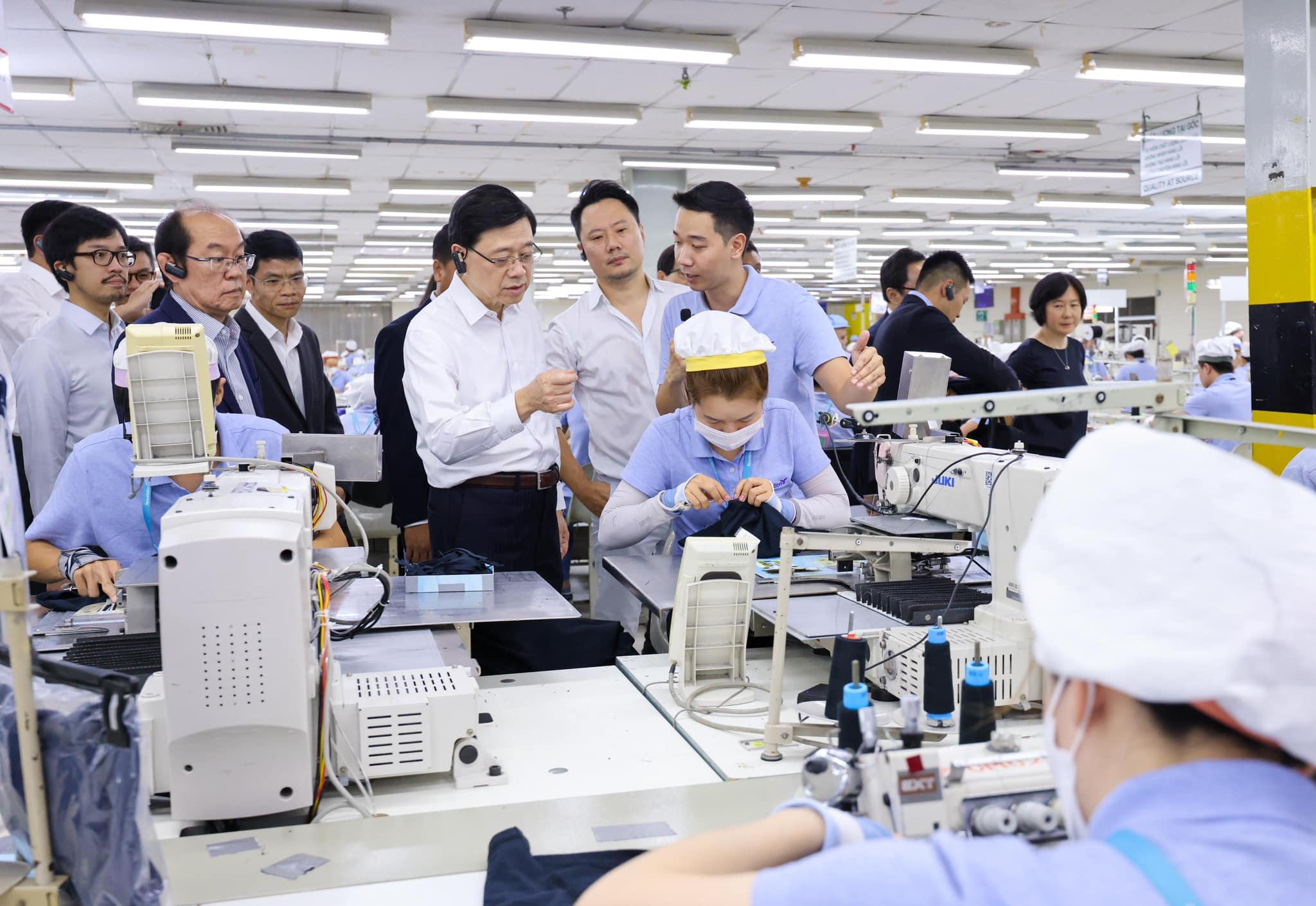 李家超到訪越南港商製衣工廠,笑言個個款都好鍾意。(李家超fb圖)