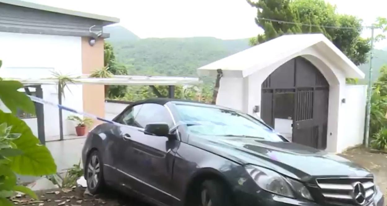 西貢有私家車失事撞毀村屋圍牆(無綫新聞畫面)