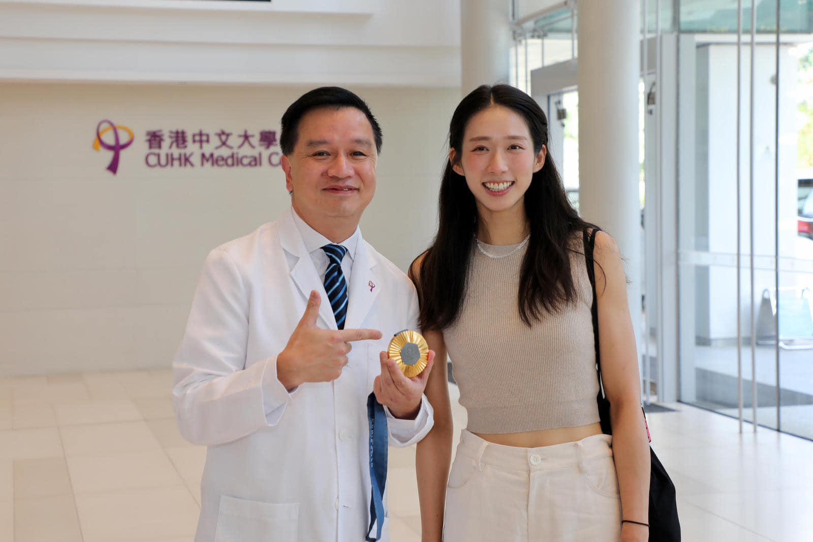 巴黎奧運|江旻憓回港次日探訪運動醫學團隊 為容樹恒醫生掛上金牌