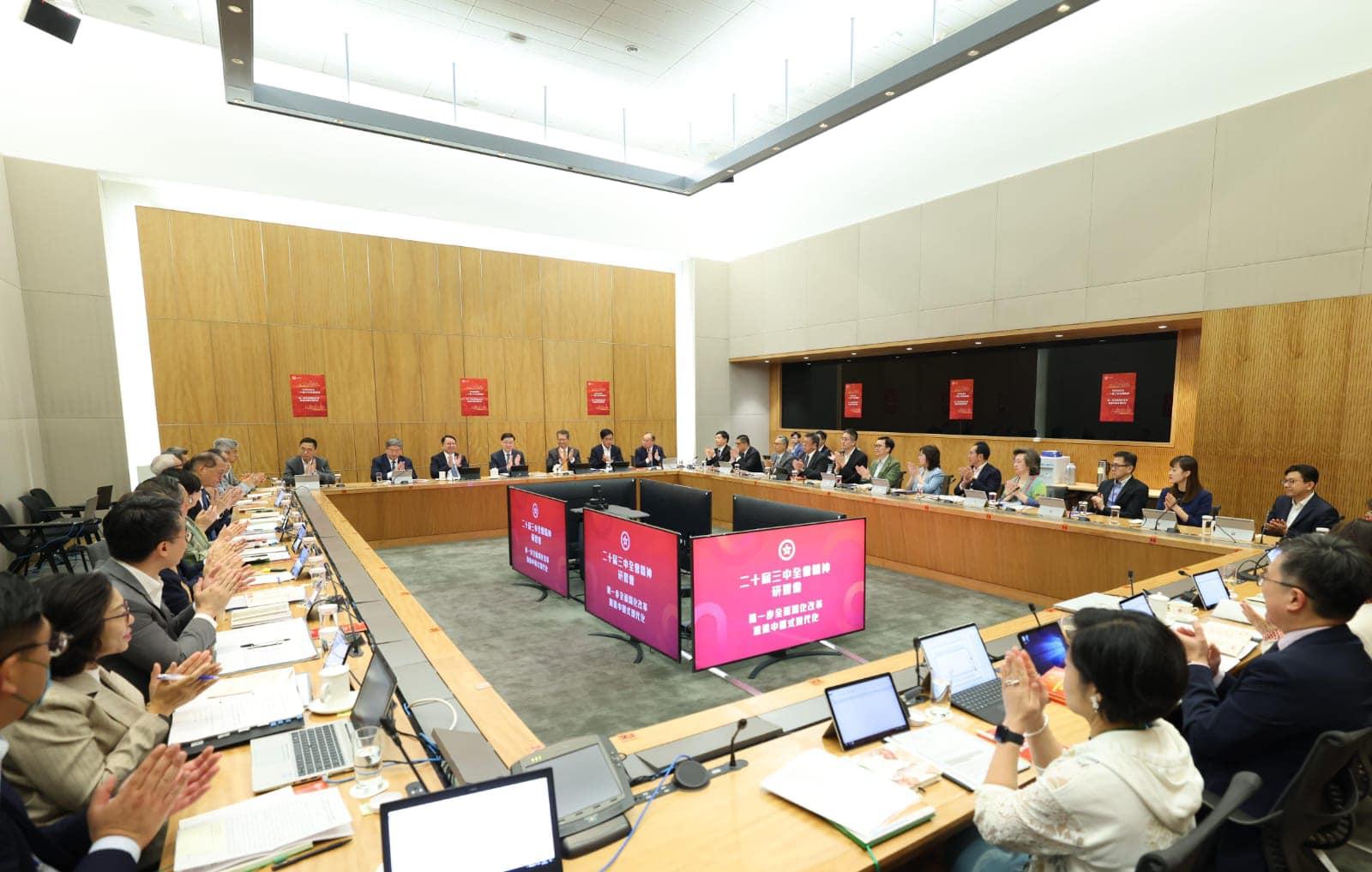 李家超今日在行政長官辦公室主持研習會,與司局長等特區政府主要官員一同學習二十屆三中全會精神。(李家超fb圖)