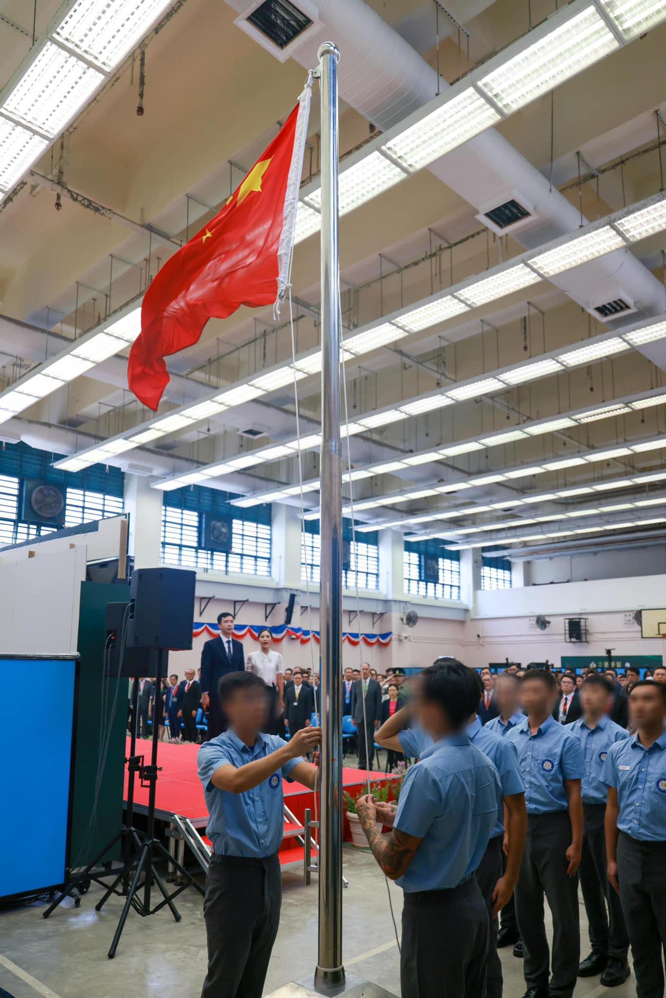 鄧炳強出席懲教署立德學院畢業禮 流下男兒淚|Ray Online