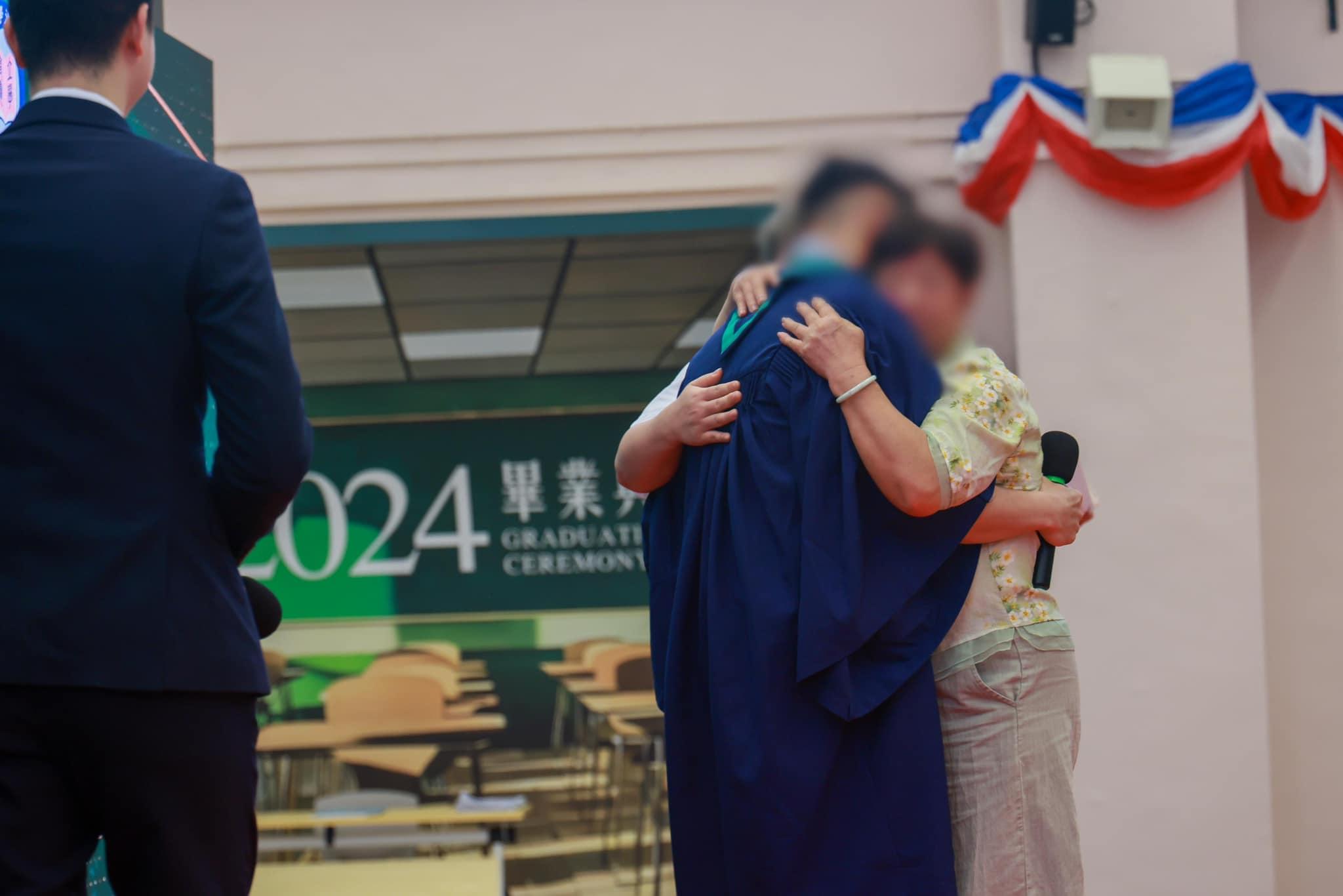 鄧炳強出席懲教署立德學院畢業禮 流下男兒淚|Ray Online