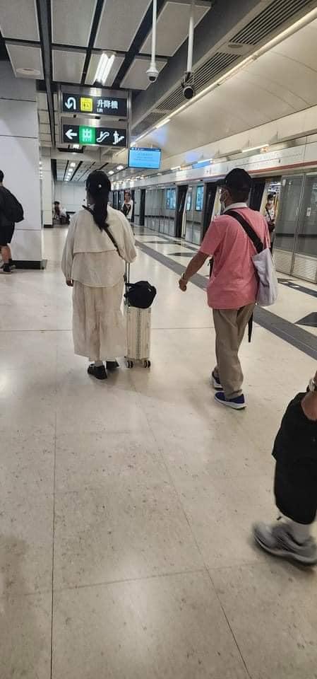 何伯與何太搭車已沒有任何互動。