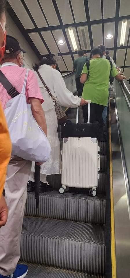 何伯與何太搭車已沒有任何交流。