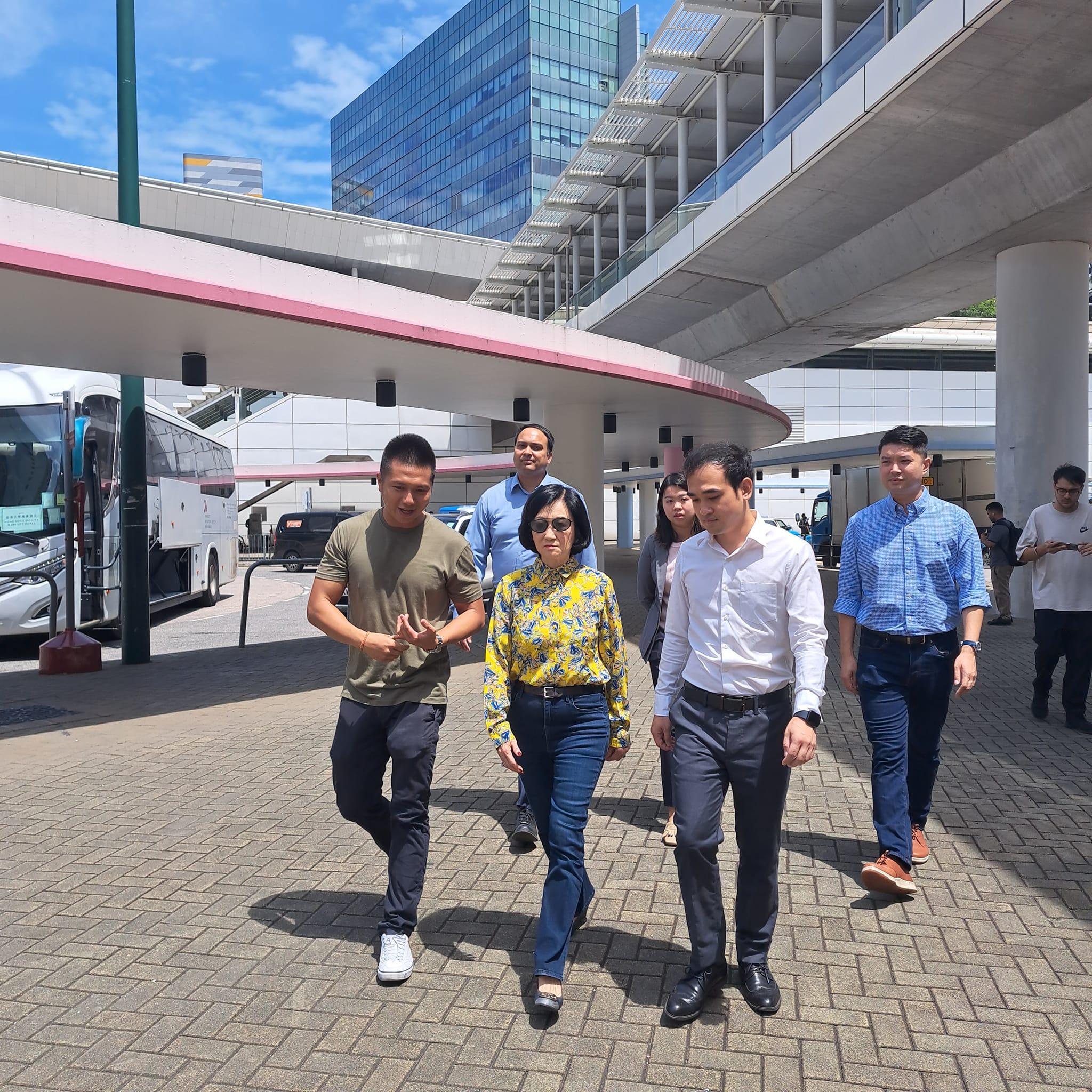 葉劉黃色碎花襯衫「Sharp爆」亮相 公布新民黨在東涌設流動服務車|Ray Online