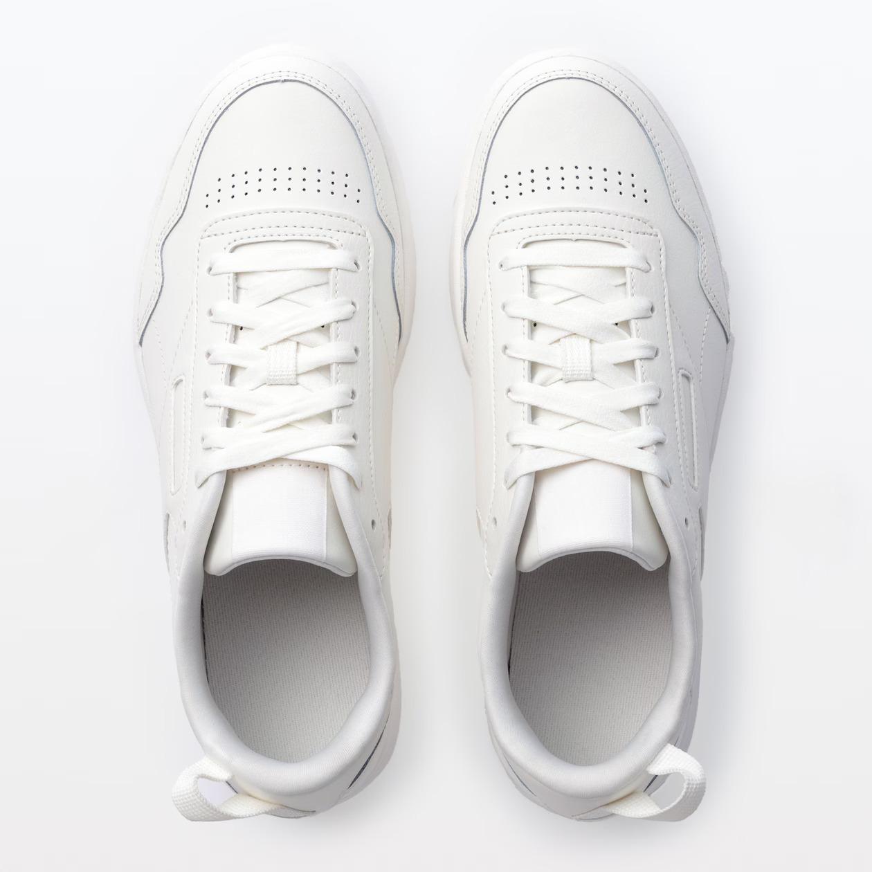 MUJI首度聯乘Reebok,推出黑白鞋款。