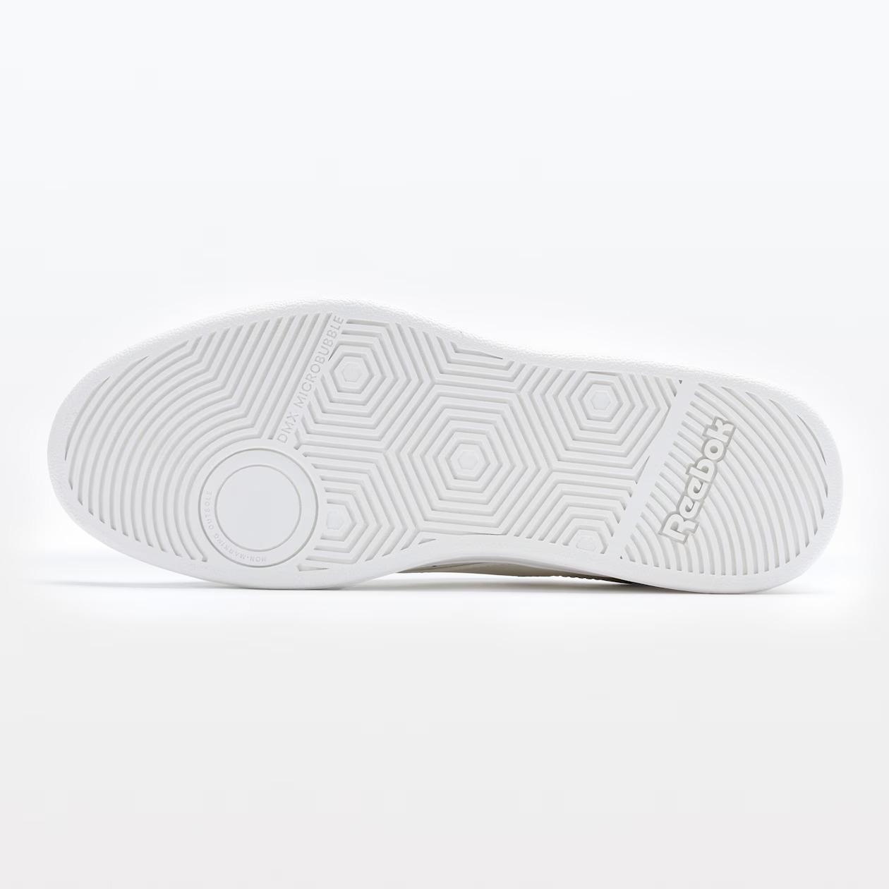 MUJI首度聯乘Reebok,推出黑白鞋款。