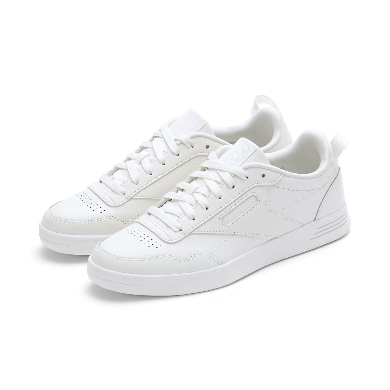 MUJI首度聯乘Reebok,推出黑白鞋款。