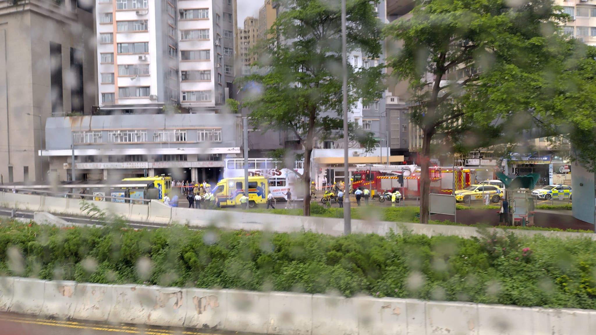 堅尼地城游泳池對外有電車撞倒3名途人。(西環變幻時fb)