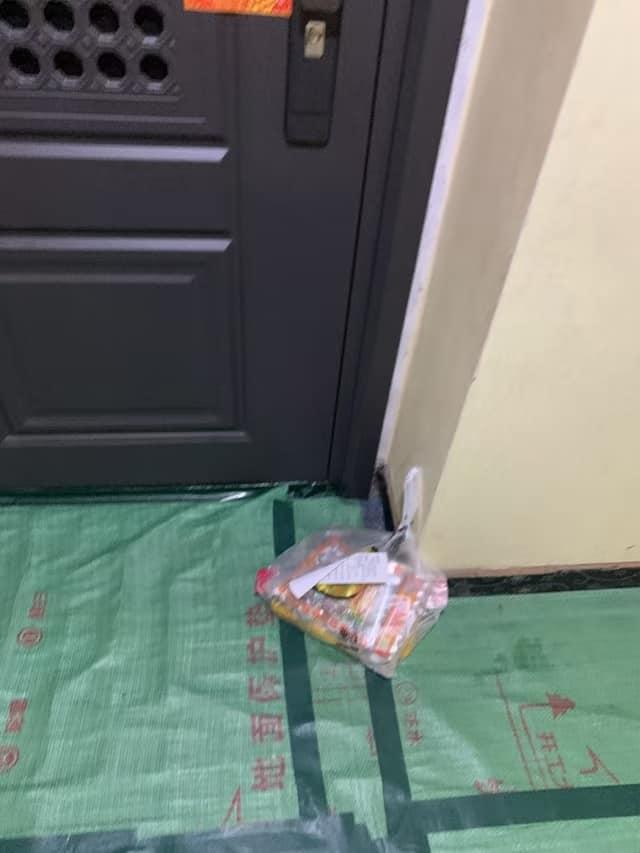 何伯與何太昨晚入住羅湖一間酒店,有內地「黑粉」竟向二人查外賣元寶、衣紙及冥鈔等祭品。