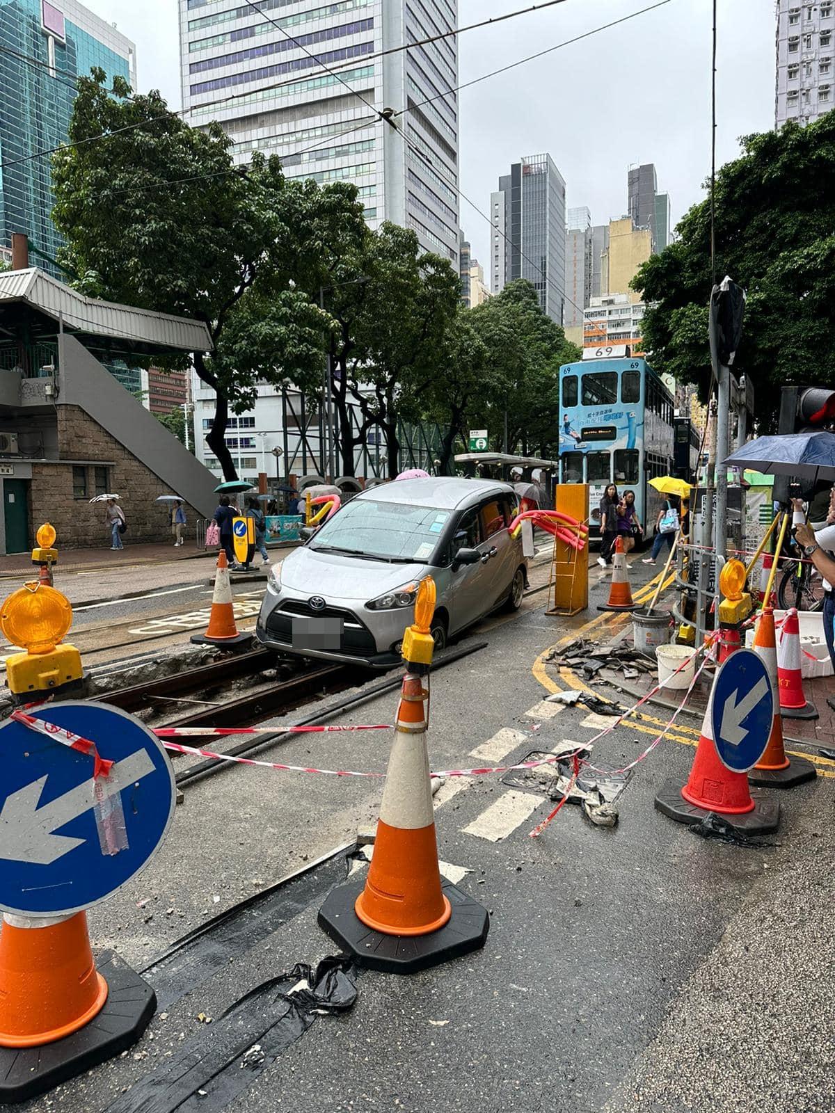 及至下午1時許,一輛七人車駛至同一路段時再度誤闖電車路軌工程範圍卡坑。(馬路的事即時交通資訊台FB)