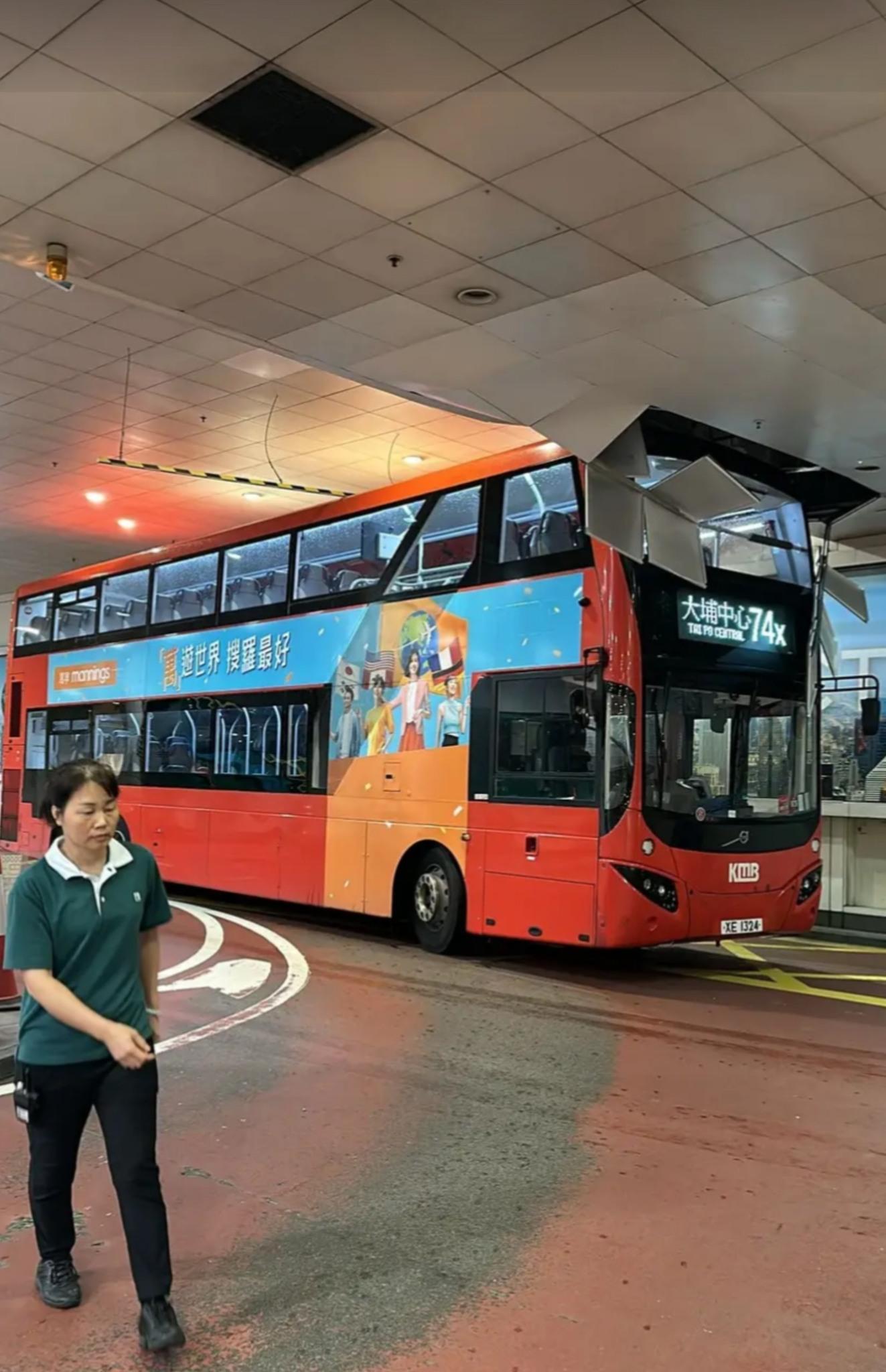 九巴74X入錯線,撞毀apm假天花無人傷。(馬路的事討論區圖片)