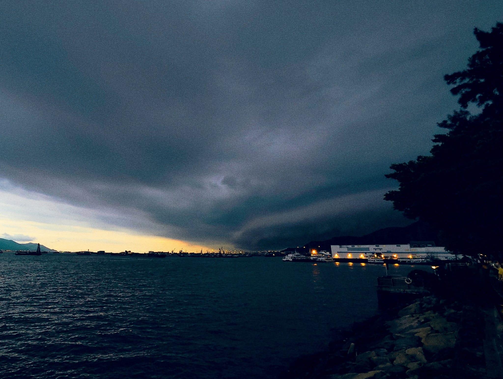 網上熱話|有網民拍攝到屯門碼頭上空出現「巨型UFO」。(William Lee攝)