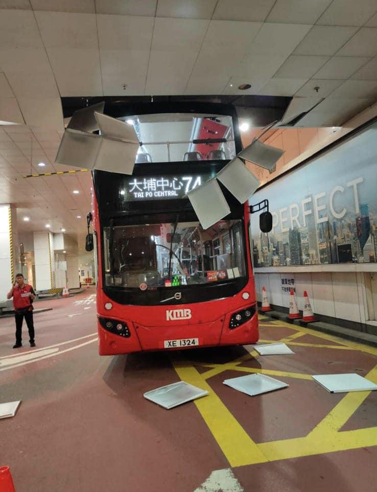 九巴74X入錯線,撞毀apm假天花無人傷。(馬路的事討論區圖片)