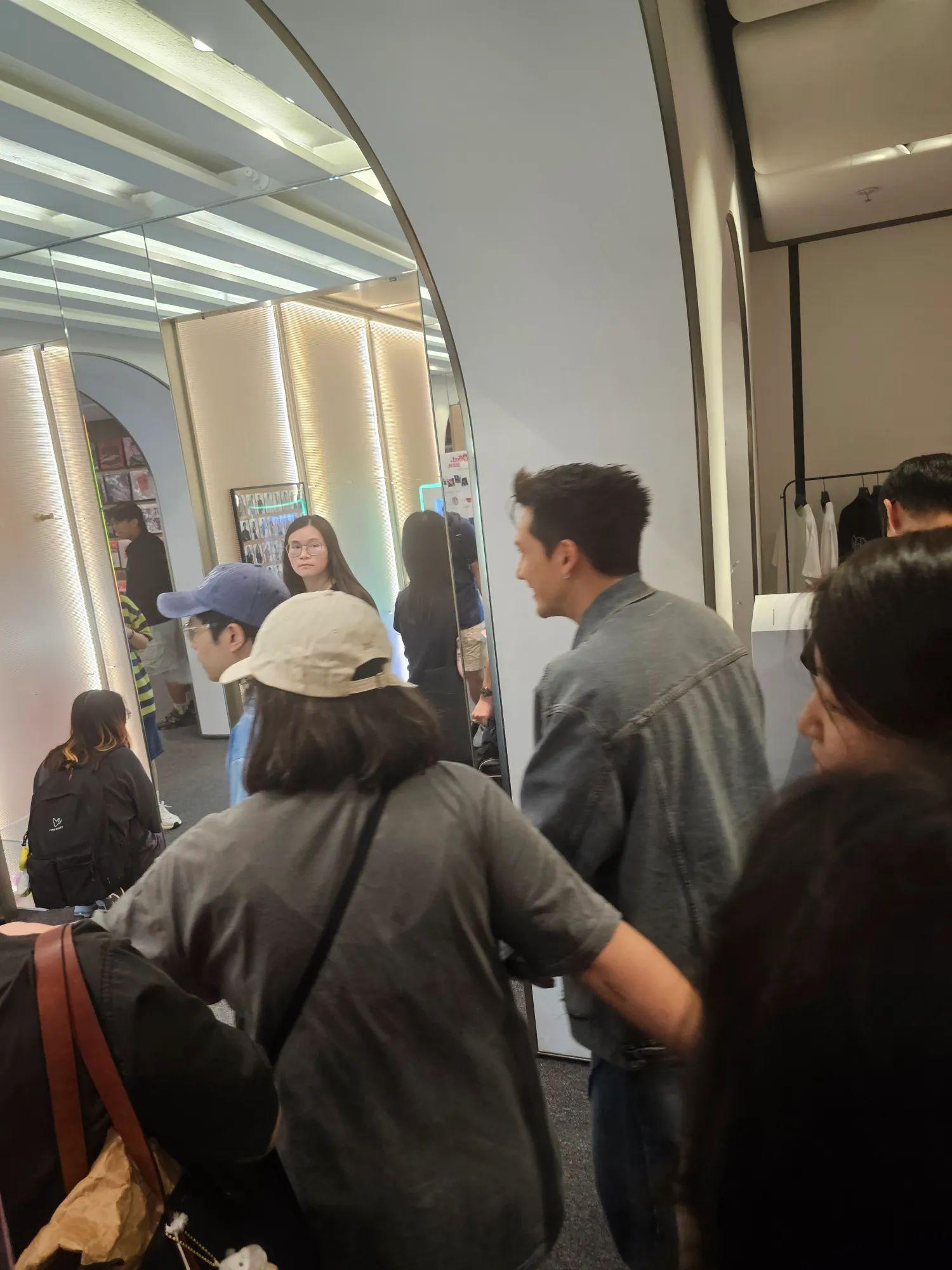 有網民捕獲關智斌到英皇概念店參觀。