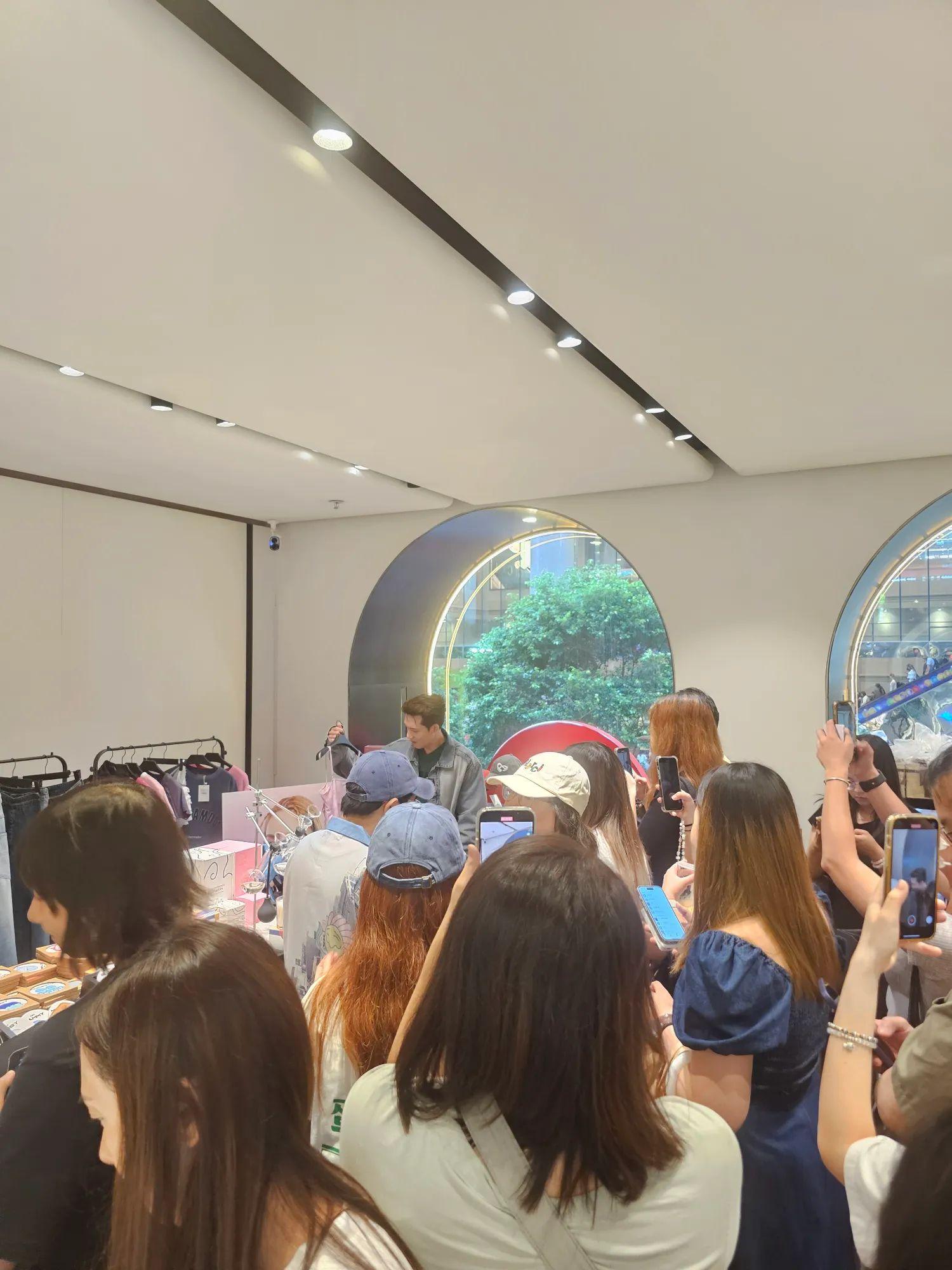 有網民捕獲關智斌到英皇概念店參觀。