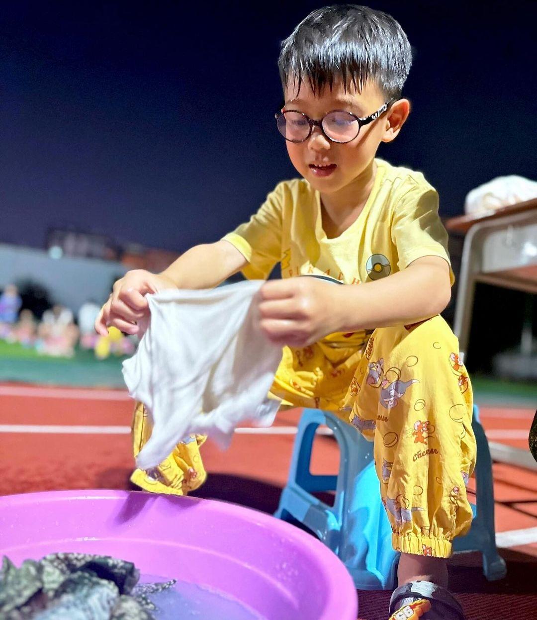 李乘德分享大仔在軍營的照片。