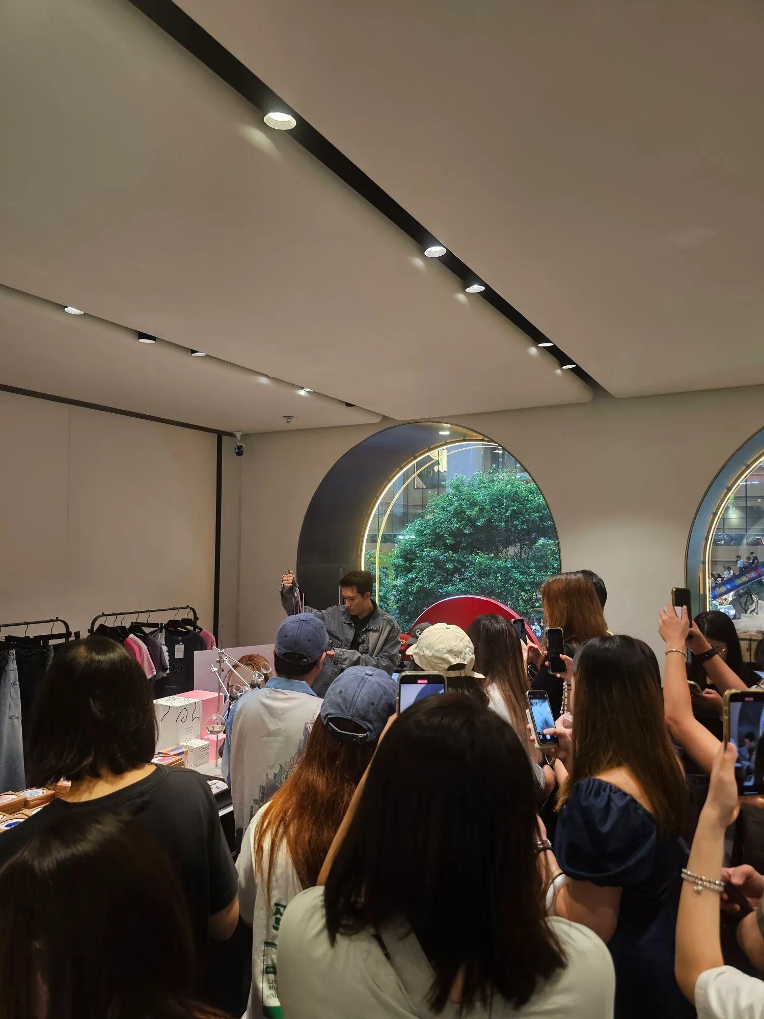 有網民捕獲關智斌到英皇概念店參觀。