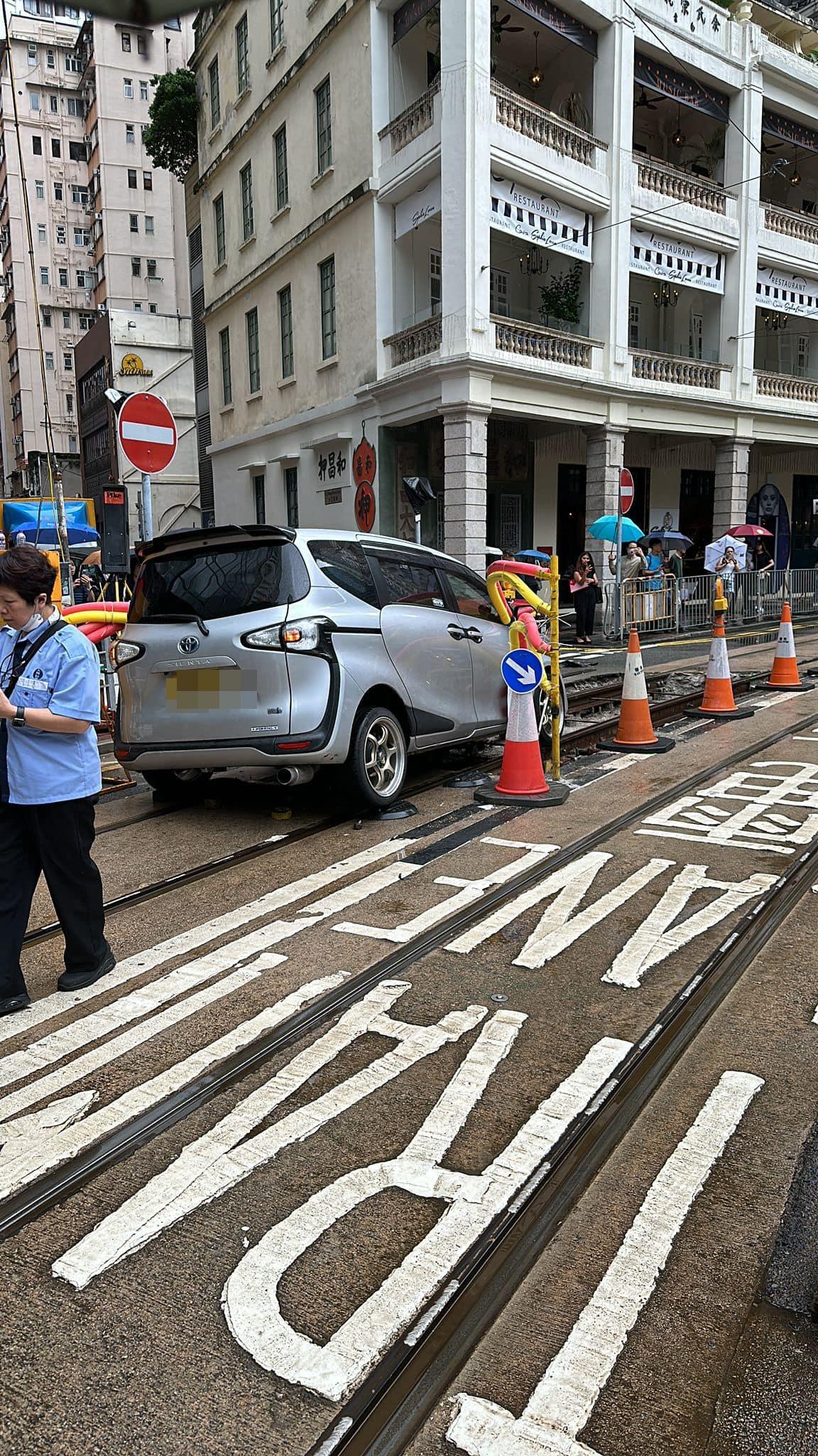 及至下午1時許,一輛七人車駛至同一路段時再度誤闖電車路軌工程範圍卡坑。(馬路的事即時交通資訊台FB)