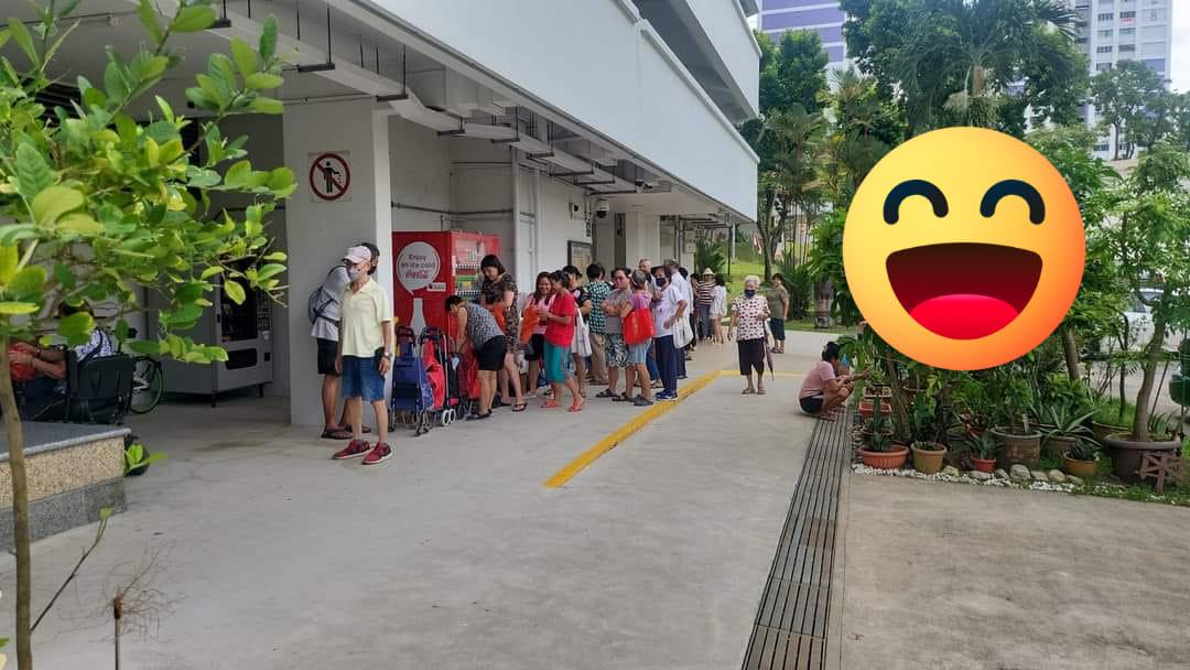 活動當日吸引長長人龍。(互聯網)