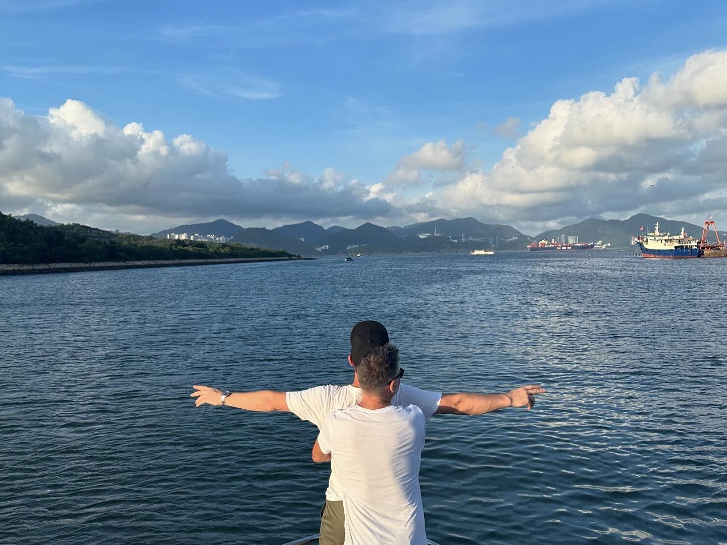 陳法拉在社交平台分享拍Netflix電影《The Ballad of a Small Player》的照片。