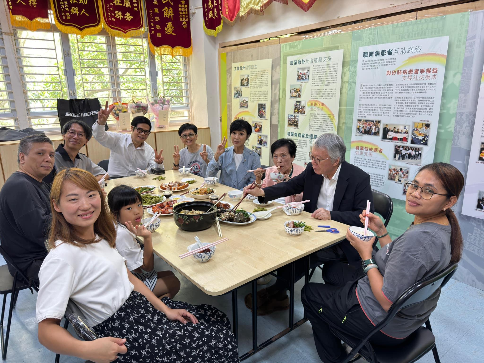 工業傷亡權益會在本月8日舉行儀式感謝余慕蓮。(工業傷亡權益會FB)